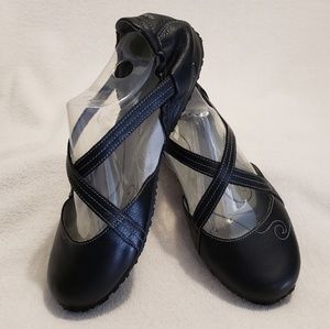 AHNU KARMA SIZE 8.5 YOGA-INSPIRED FLATS